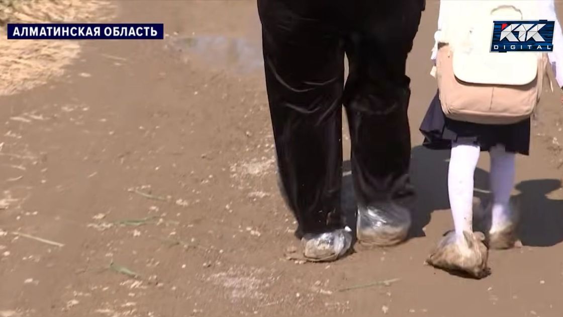 Люди надели пакеты на ноги