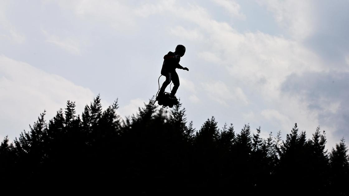 Человек летит над деревьями