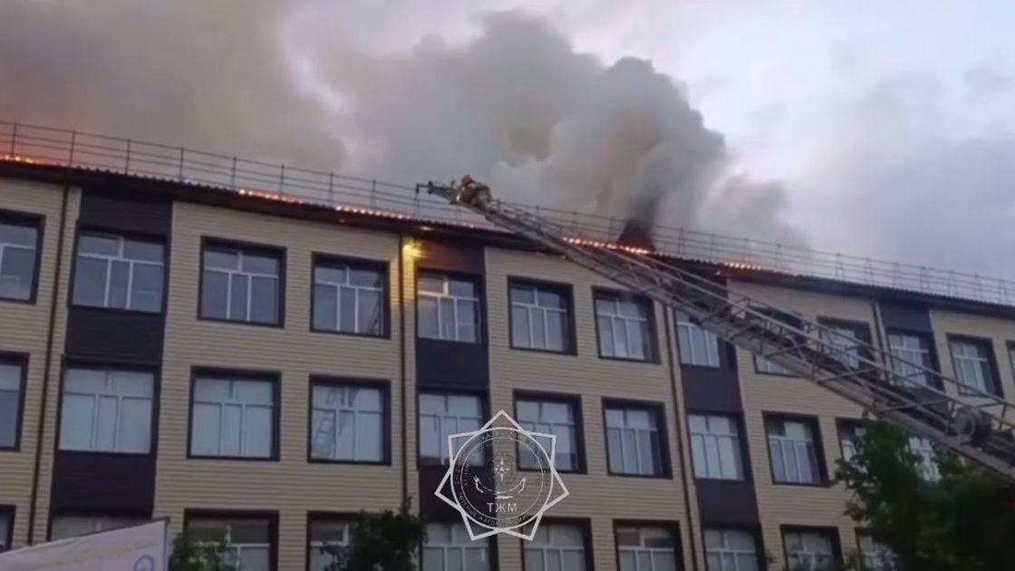 пожарные тушат возгорание в школе