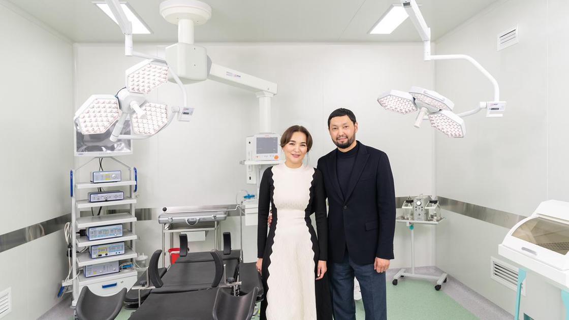 Женщина и мужчина стоят в медицинском кабинете