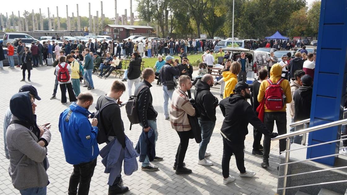 Россияне стоят в очереди в ЦОН в Алматы