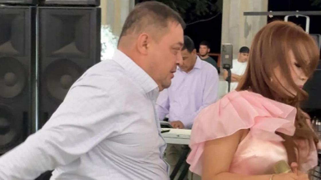 Мужчина ударил певицу