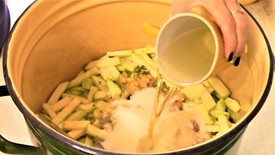 Заправка салата растительным маслом