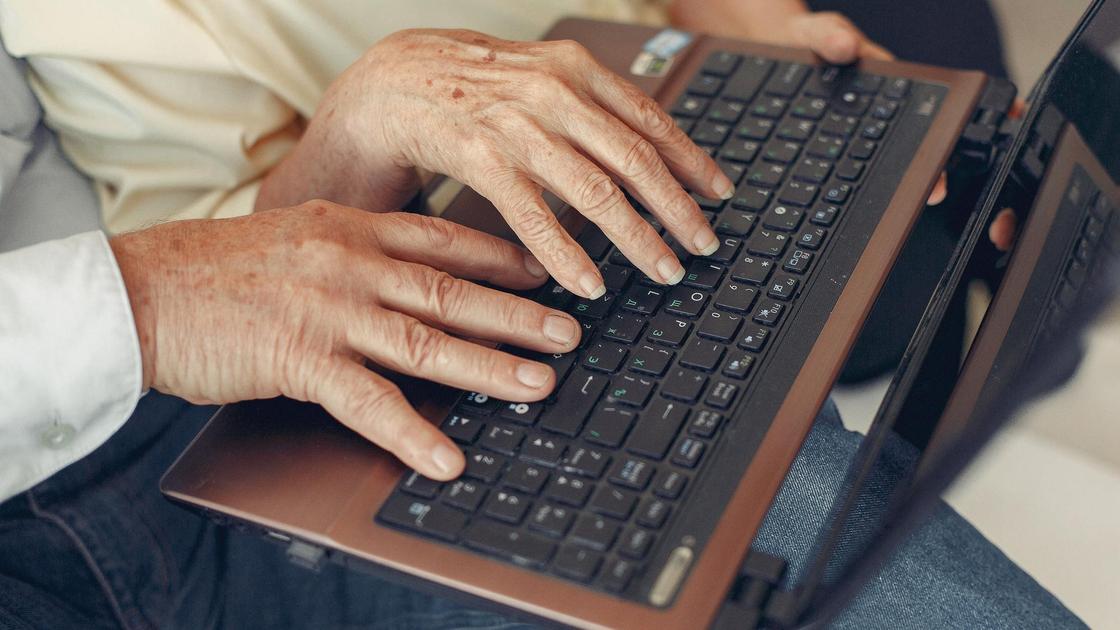 Пожилая пара регистрируется на сайте ЕНПФ