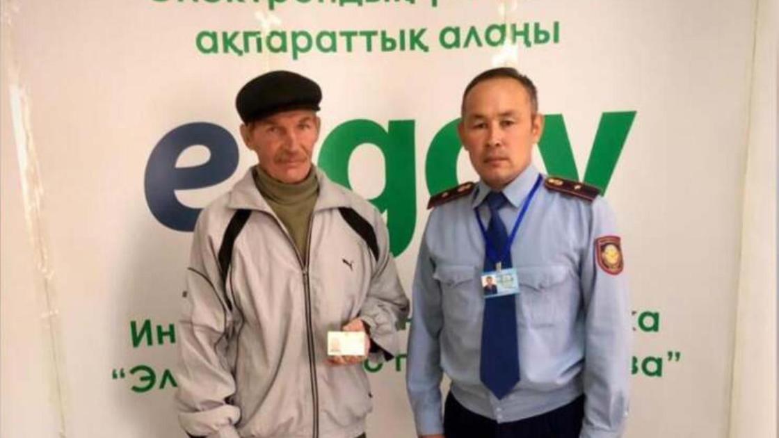 Павел Сапагов и сотрудник полиции