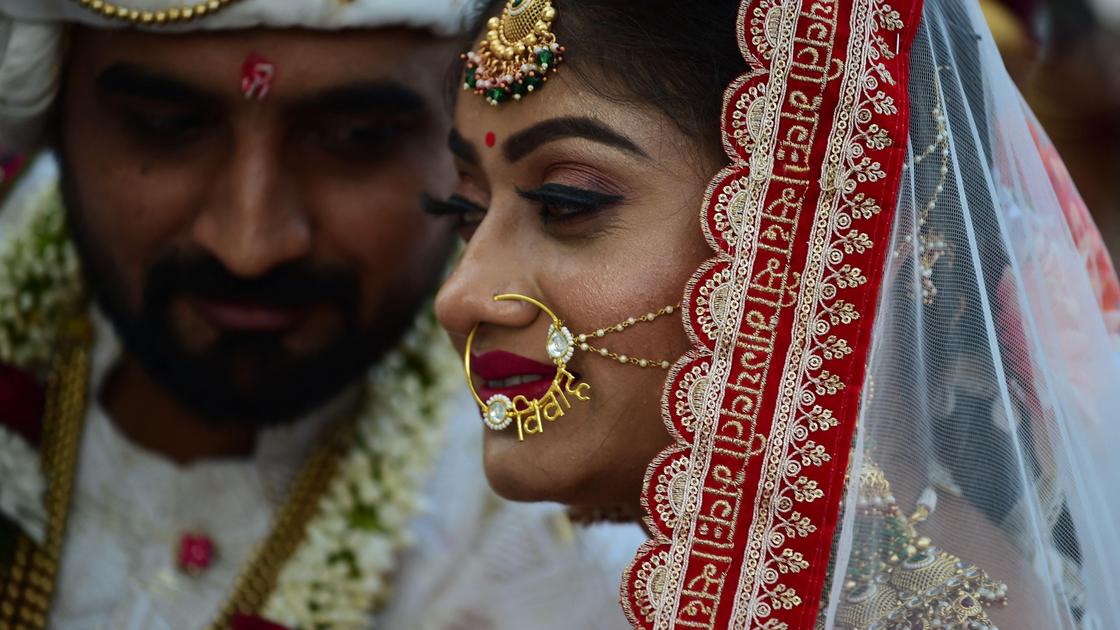 Жених и невеста из Индии в национальных костюмах