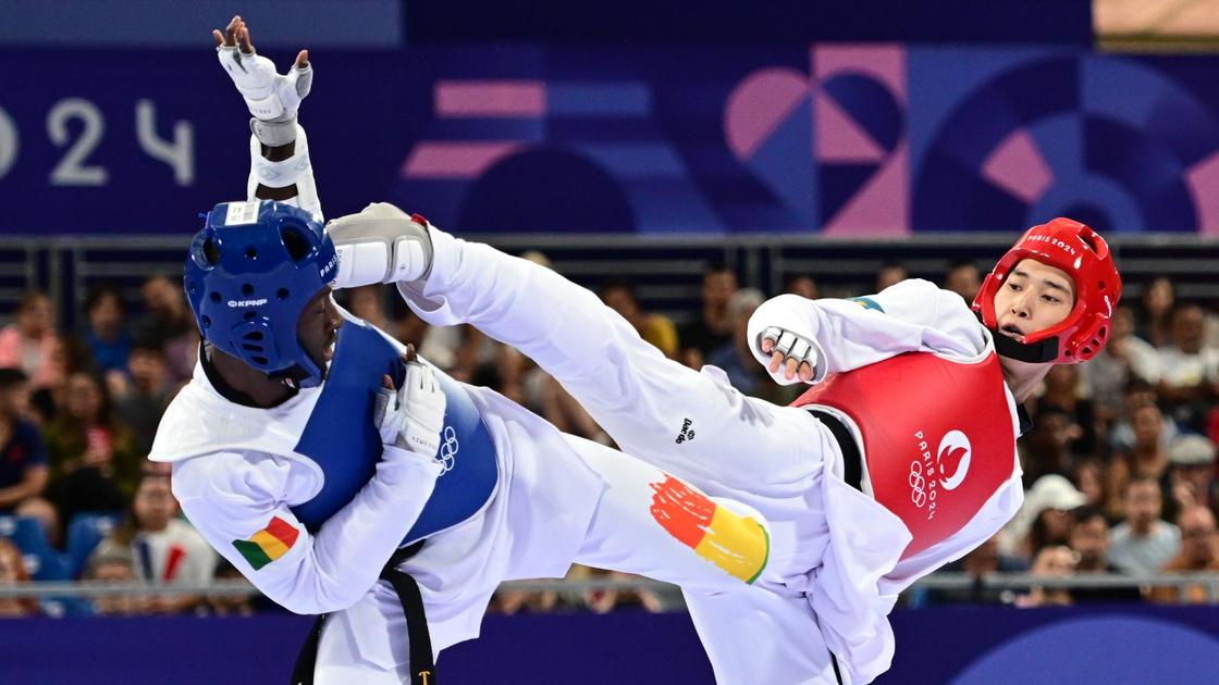 Казахстанский таеквондист Батырхан Толеугали (справа)