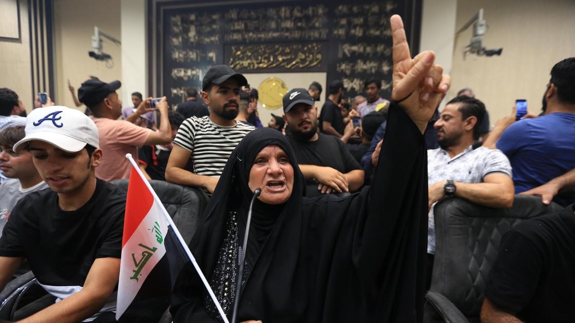 Протестующие иракцы в здании парламента в Багдаде
