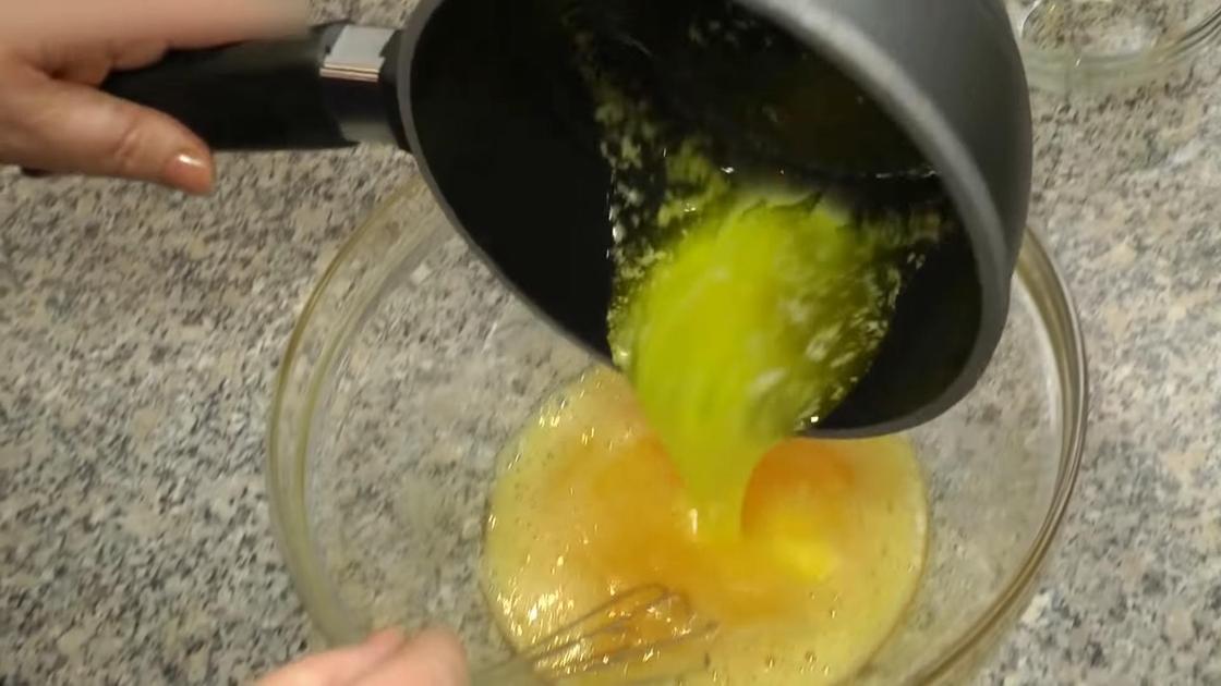 Растопленное масло вливают к яичной массе