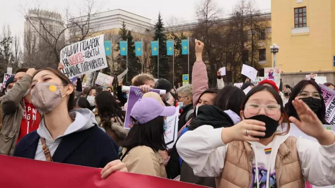 Люди вышли на марш феминисток в Алматы