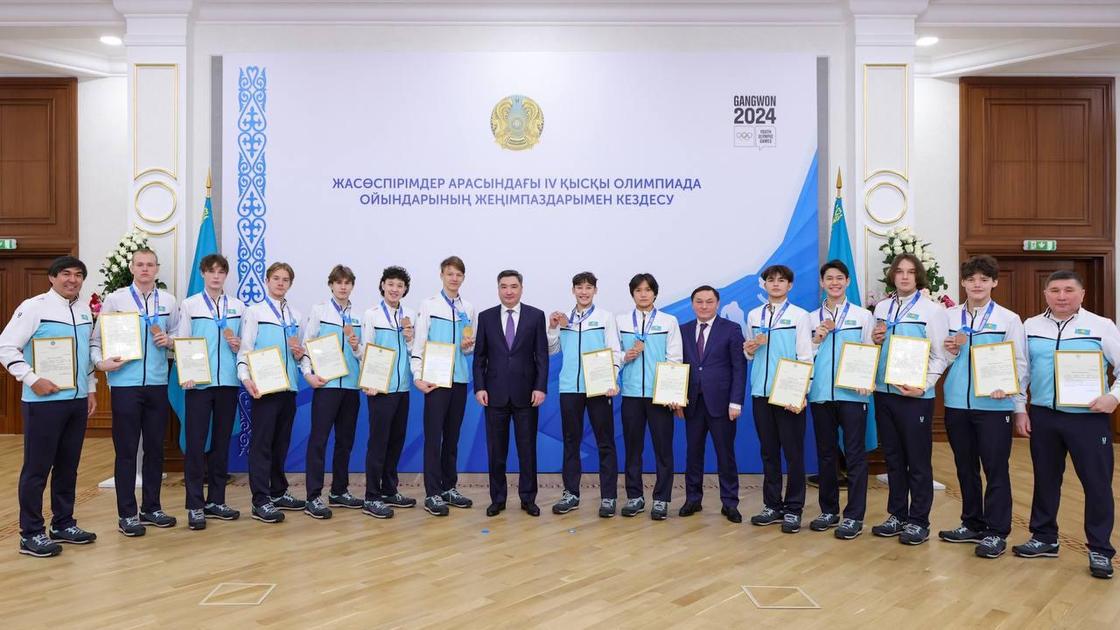 Премьер-министр Казахстана Олжас Бектенов и победители и призеры Юношеской Олимпиады