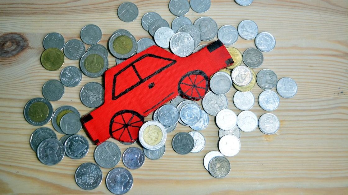 Рисунок авто лежит на монетах