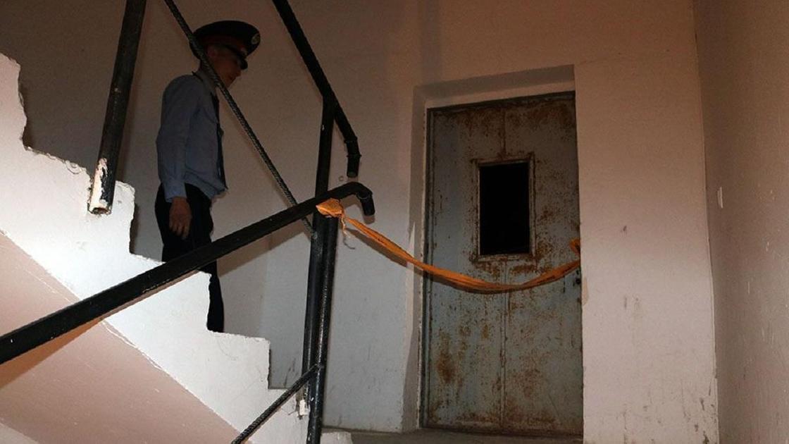 Полицейский проходит возле лифта в Атырау Полицейский проходит возле лифта в Атырау