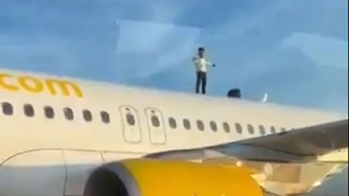 Мужчина на крыше самолета.