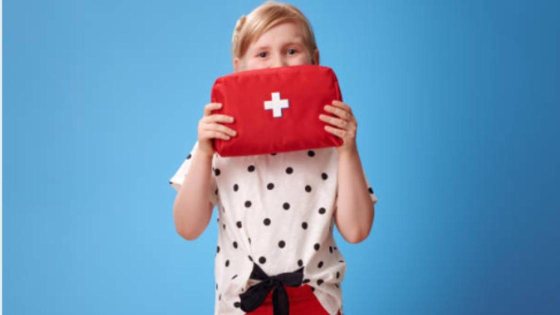 Аптечка в руках у девочки