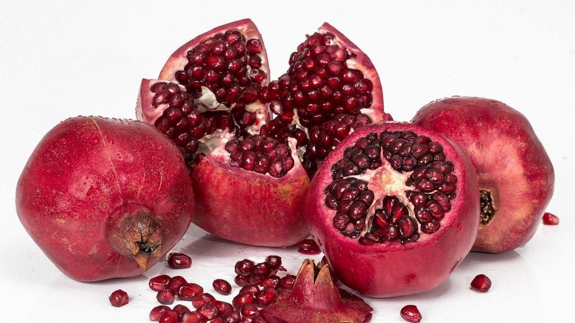 Nakrájená a celá granátová jablka