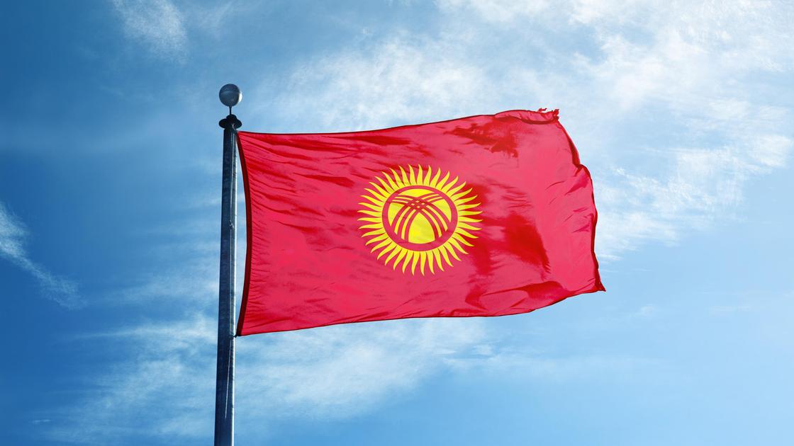 Флаг Кыргызстана на фоне неба
