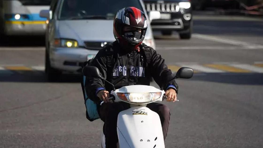 Мопедист едет по дороге