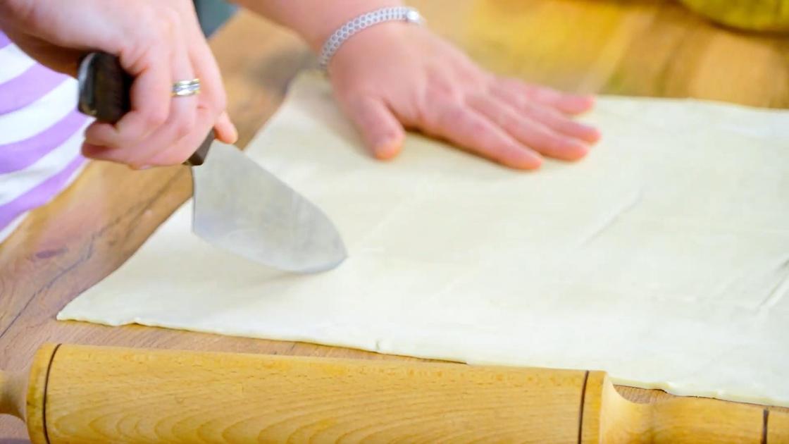 Слоеное тесто нарезают ножом