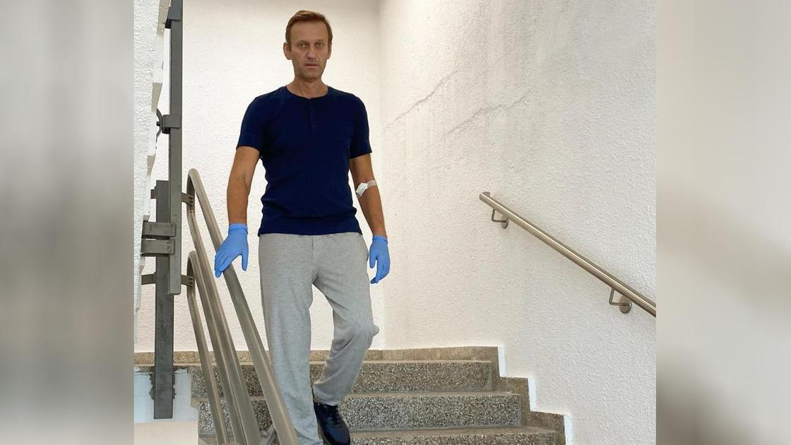 Алексей Навальный спускается по лестнице