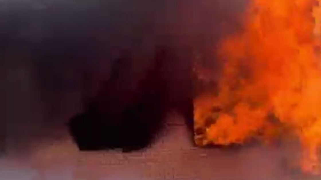 Пожарные тушат пожар