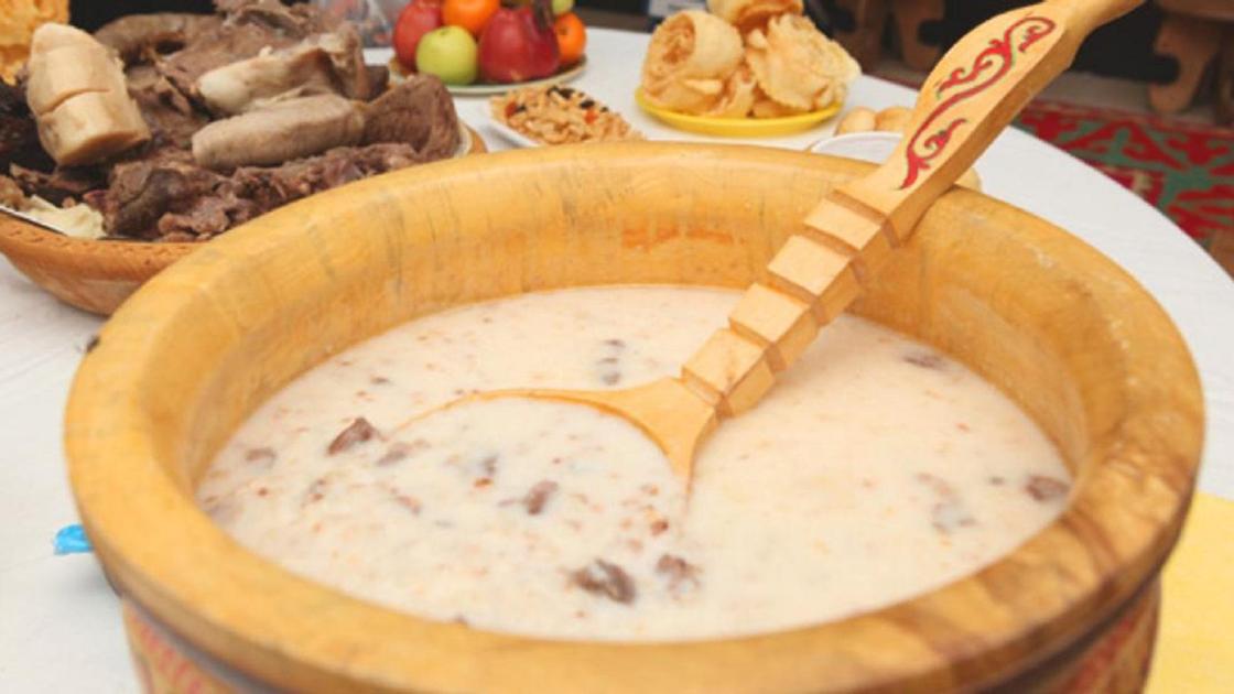 Ыдыстағы наурыз көже