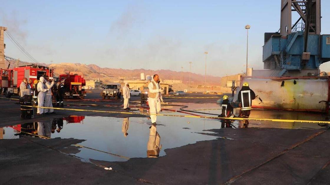 Специалисты по опасным материалам из гражданской обороны Иордании на месте инцидента