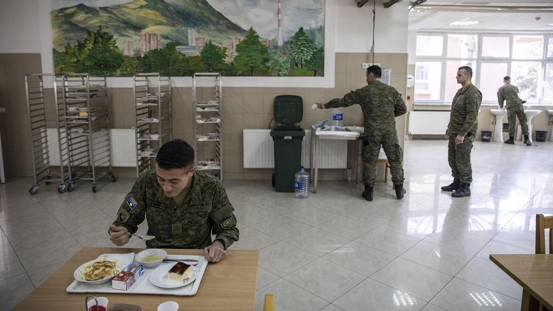 Военные в столовой Военные в столовой