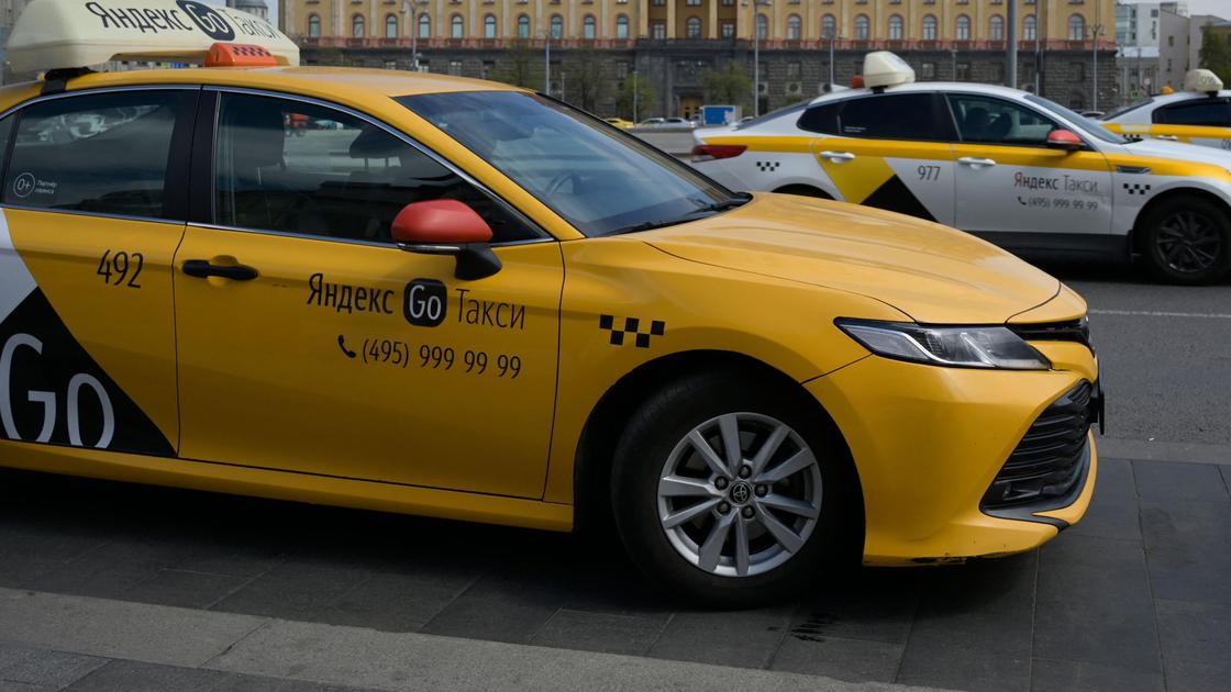 Машины с логотипом "Яндекс GO"