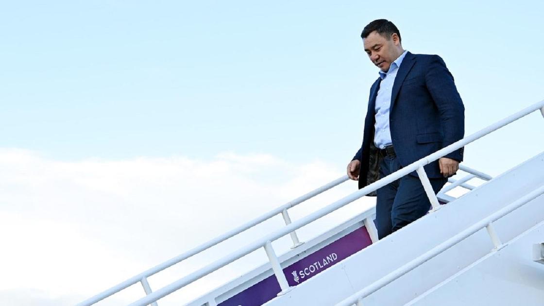 Садыр Жапаров спускается по трапу самолета