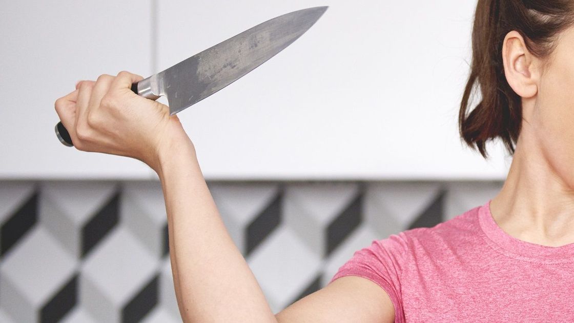Женщина с ножом