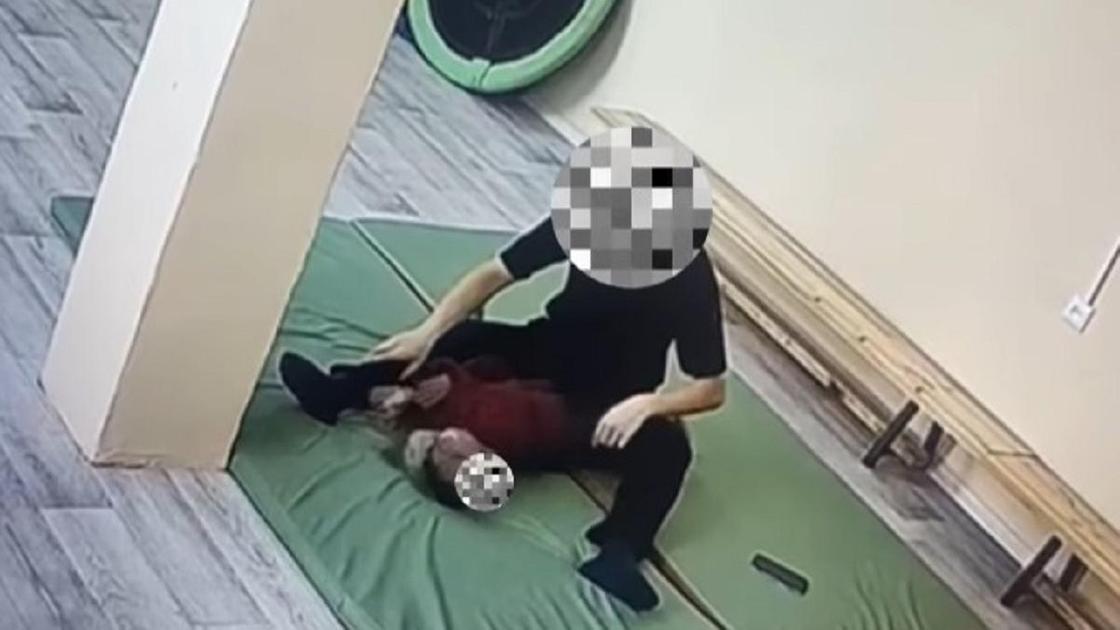 Девочка и сотрудник центра