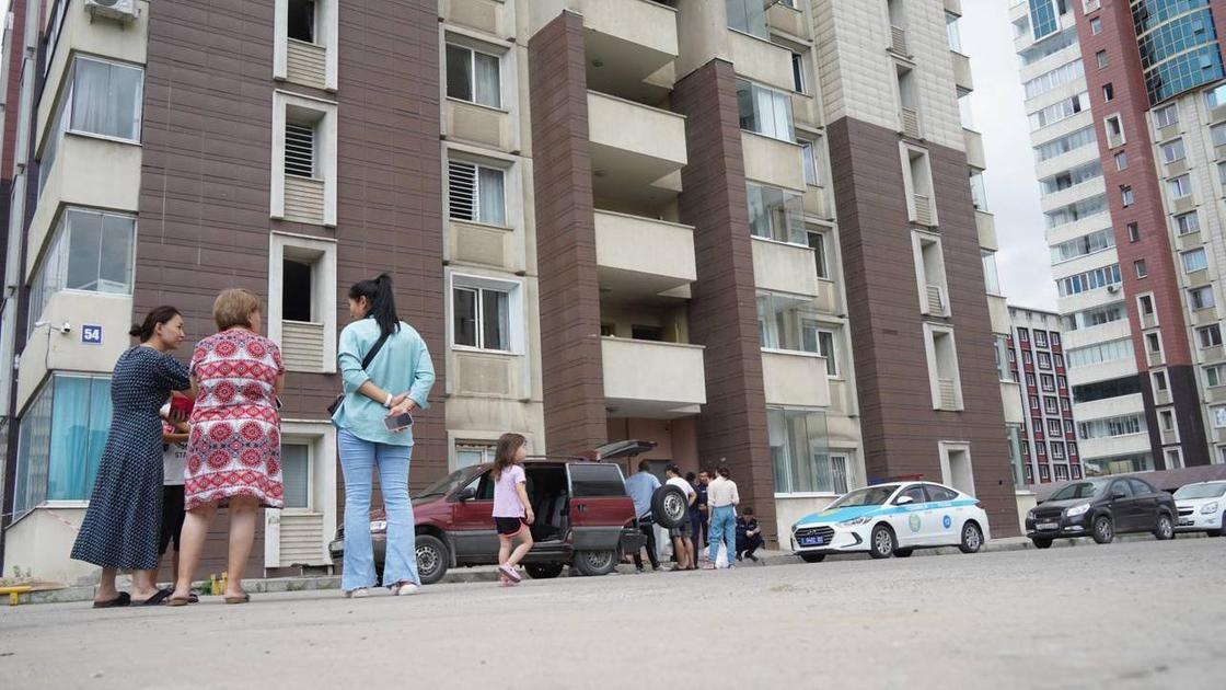 Люди перед входом в горевший дом