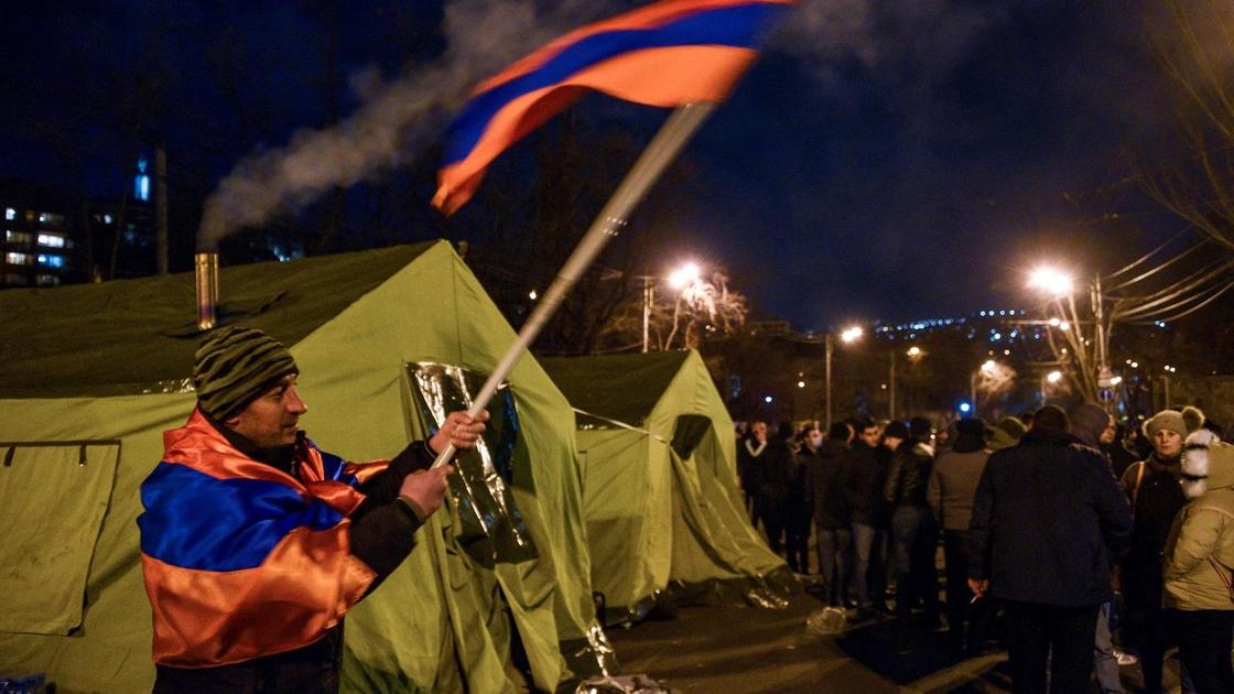 Протестующий с флагом в Ереване