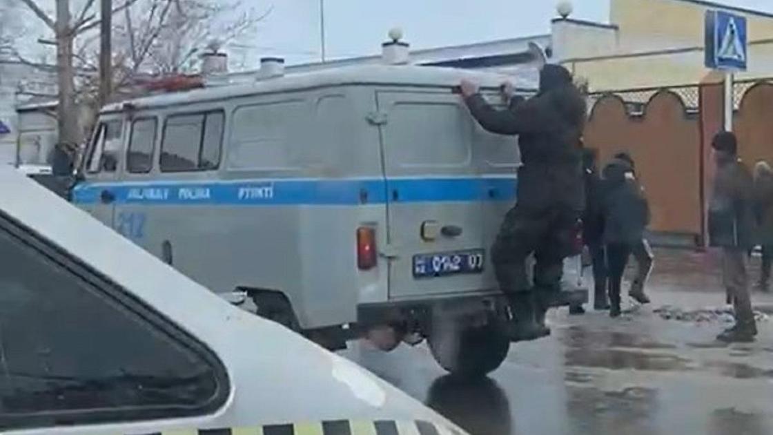 Мужчина на полицейской машине в Уральске
