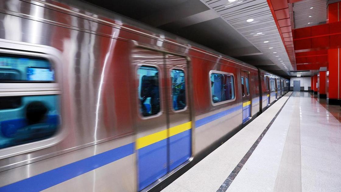 Поезд едет в метро Алматы