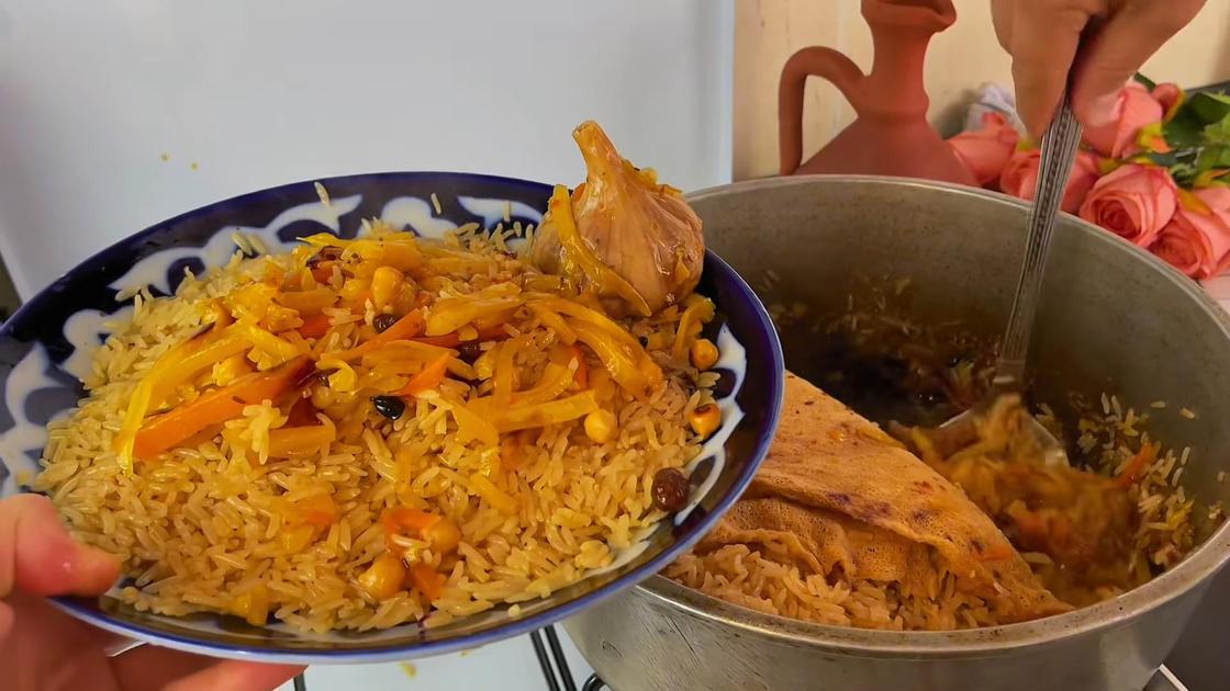 Рис и овощи выкладывают на тарелку