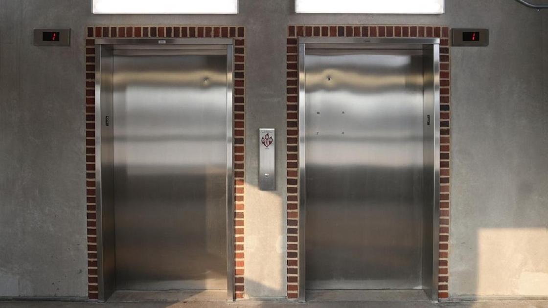 Два рядом расположенных лифта