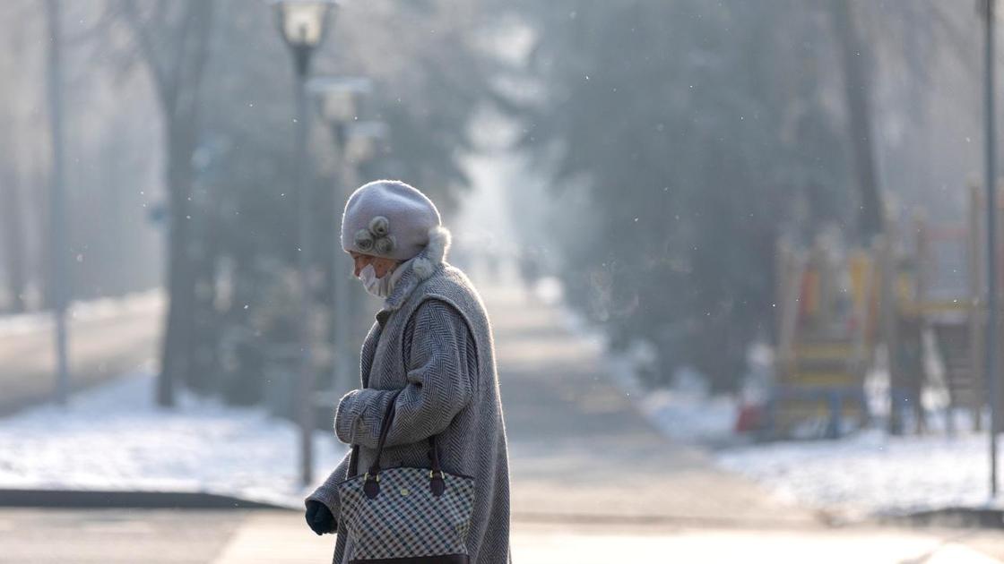 Пожилая женщина гуляет на улице