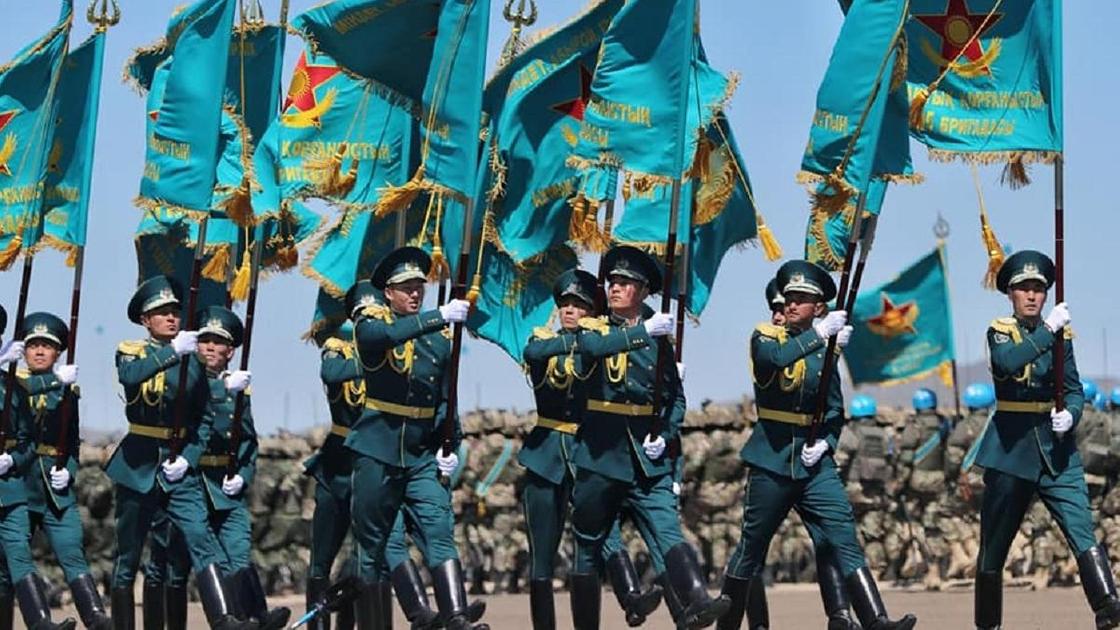Казахстанские военные шагают в строю