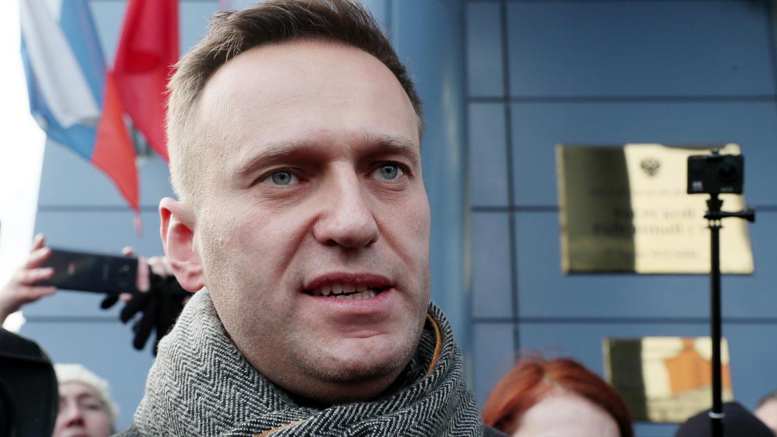 Алексей Навальный в шарфе