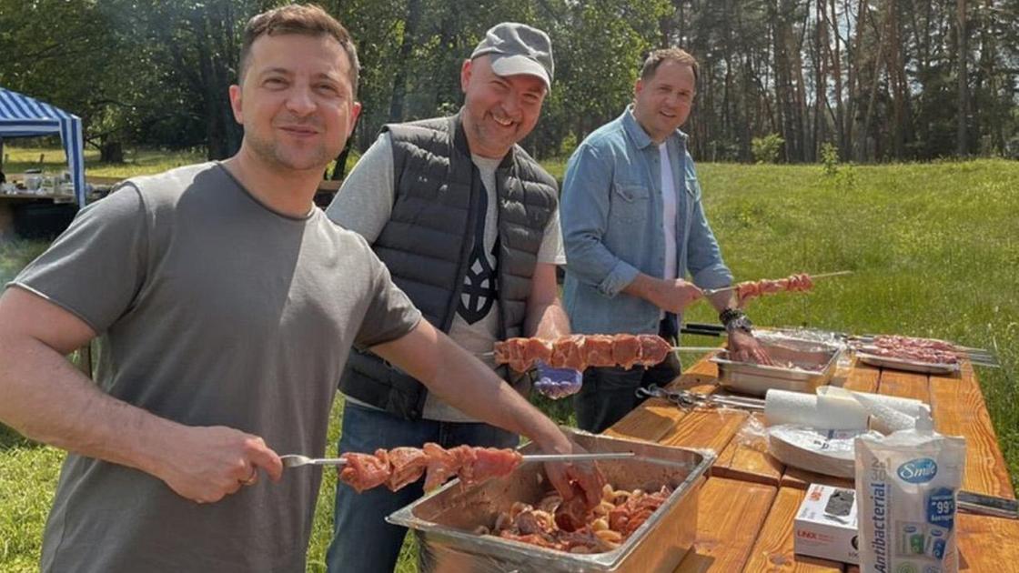 Владимир Зеленский насаживает мясо для шашлыка на шампур