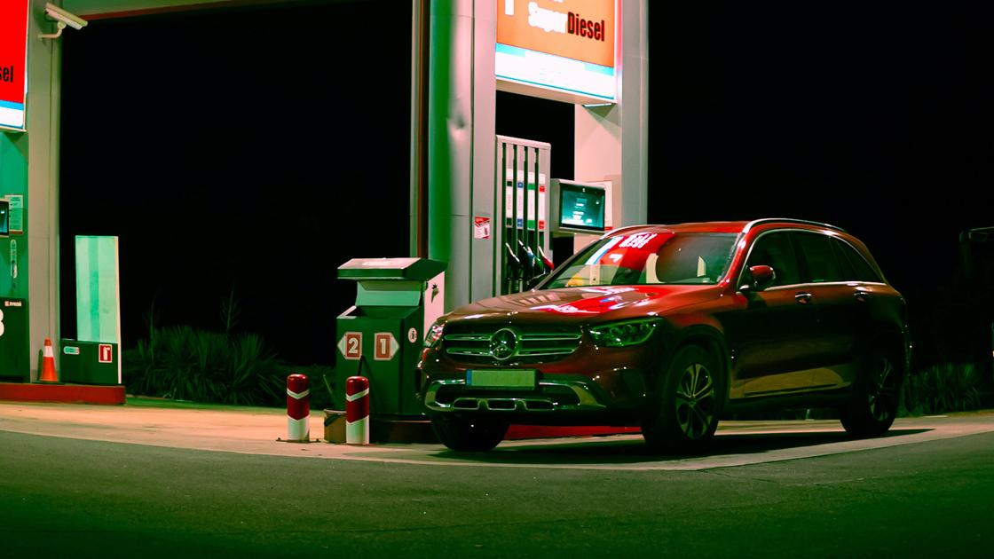 Машина на АЗС