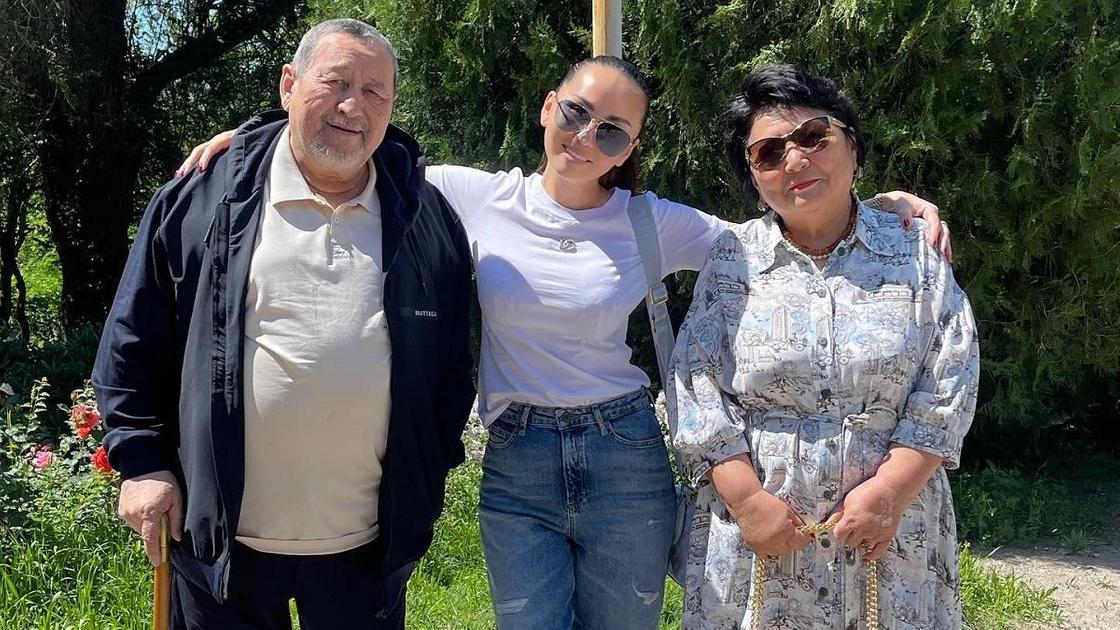 Баян Алагузова с родителями