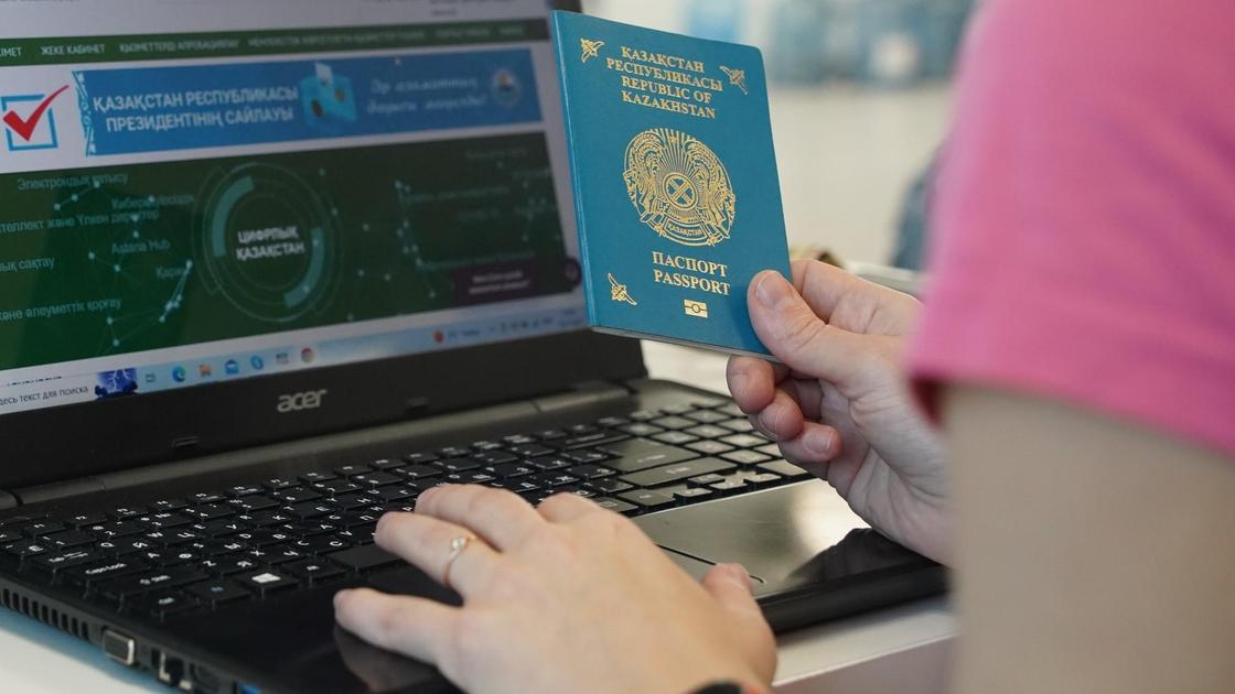 Девушка держит казахстанский паспорт в руке