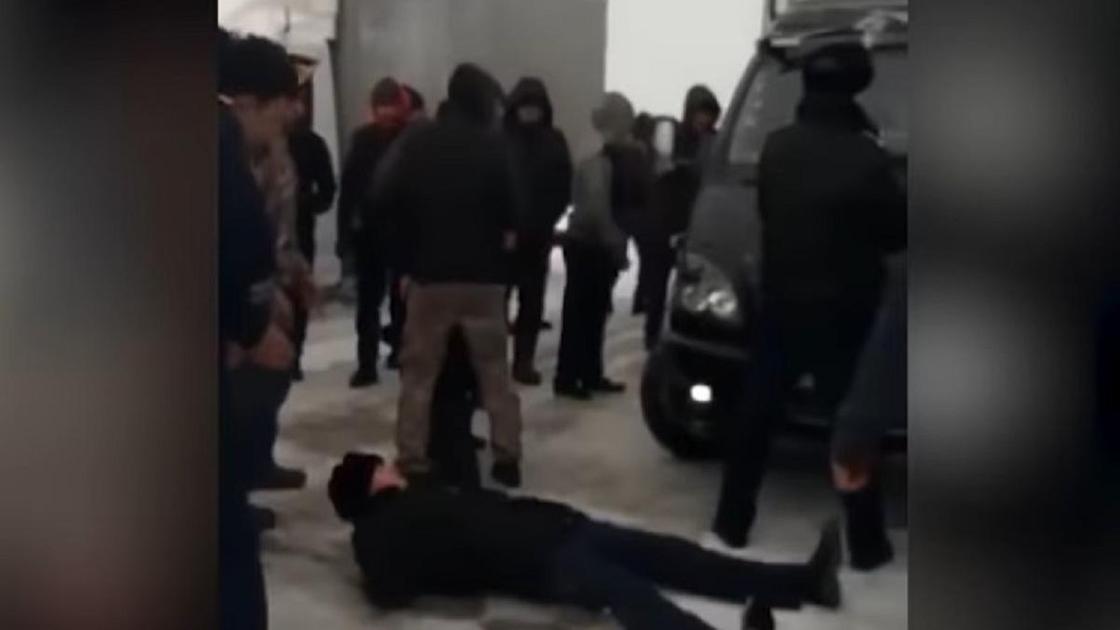 Полицейский лег под авто в Карагандинской области