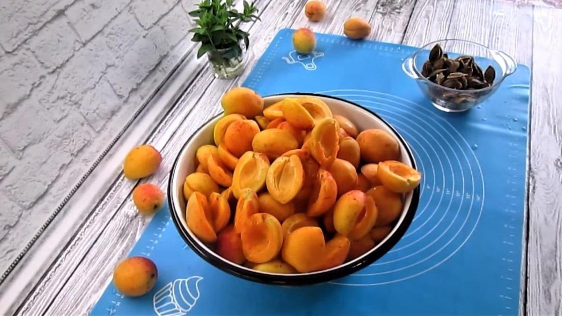 Миска с абрикосами без косточек