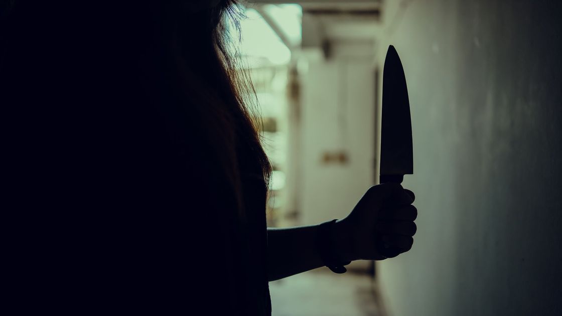 Женщина с ножом