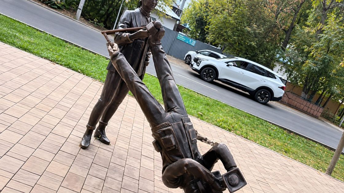 Поврежденная скульптура