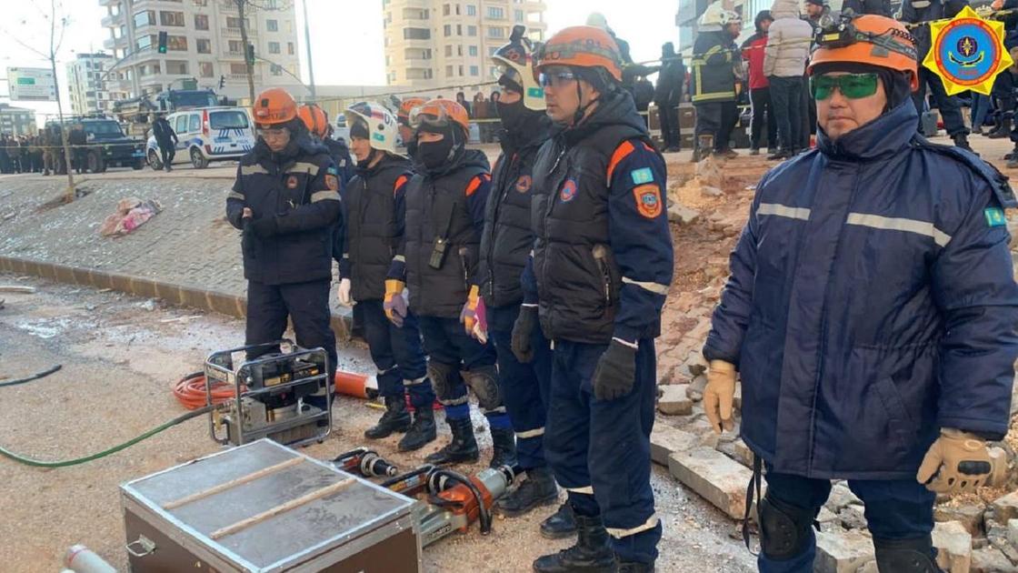 Казахстанские спасатели ведут поисковые работы в Турции